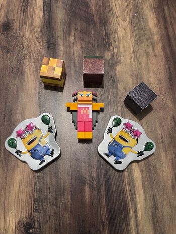 Lot de plusieurs petits jouets pour enfants en bon état, parfait pour s’amuser ou compléter une collection.