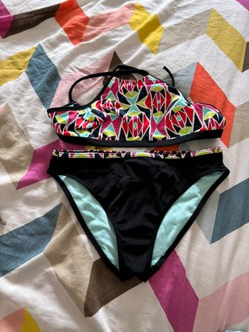 Maillot de bain deux pièces bas noir et haut multicolore