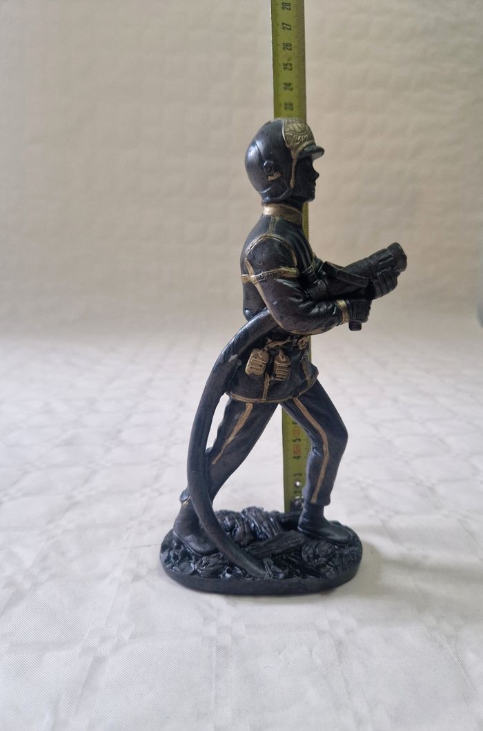Figurine / statue pompier avec sa lance - photo numéro 5