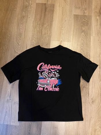 t-shirt large, over size noir à dessin rose
