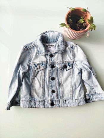 Veste en jean bleu clair avec boutons bébé fille Gémo taille 18 mois