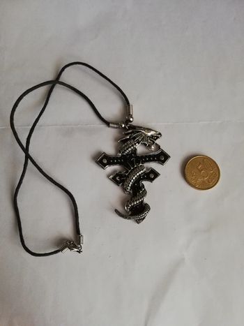 Magnifique collier gragon et croix stylisée