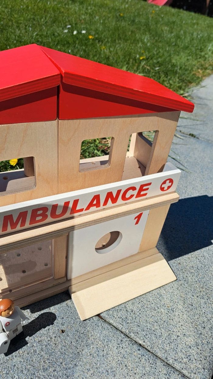 Jouet en bois maison ambulance - photo numéro 3