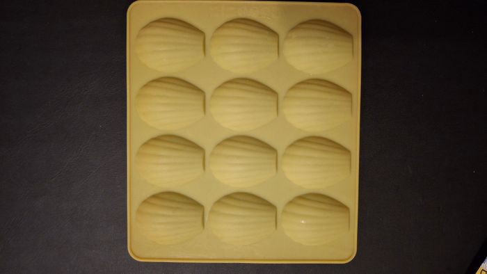 Moule à 12 mini madeleines en silicone - photo numéro 2