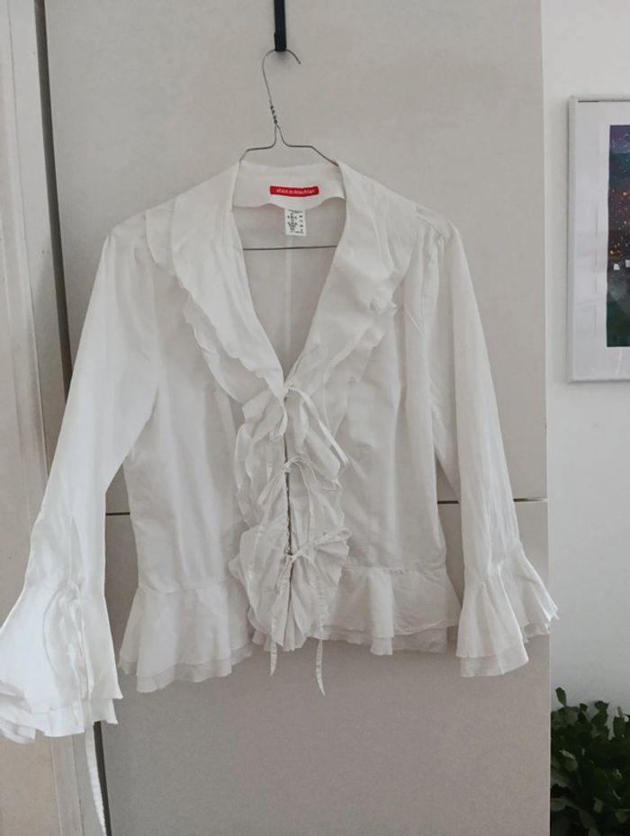 Blouse blanche à froufrous et nouettes - photo numéro 4