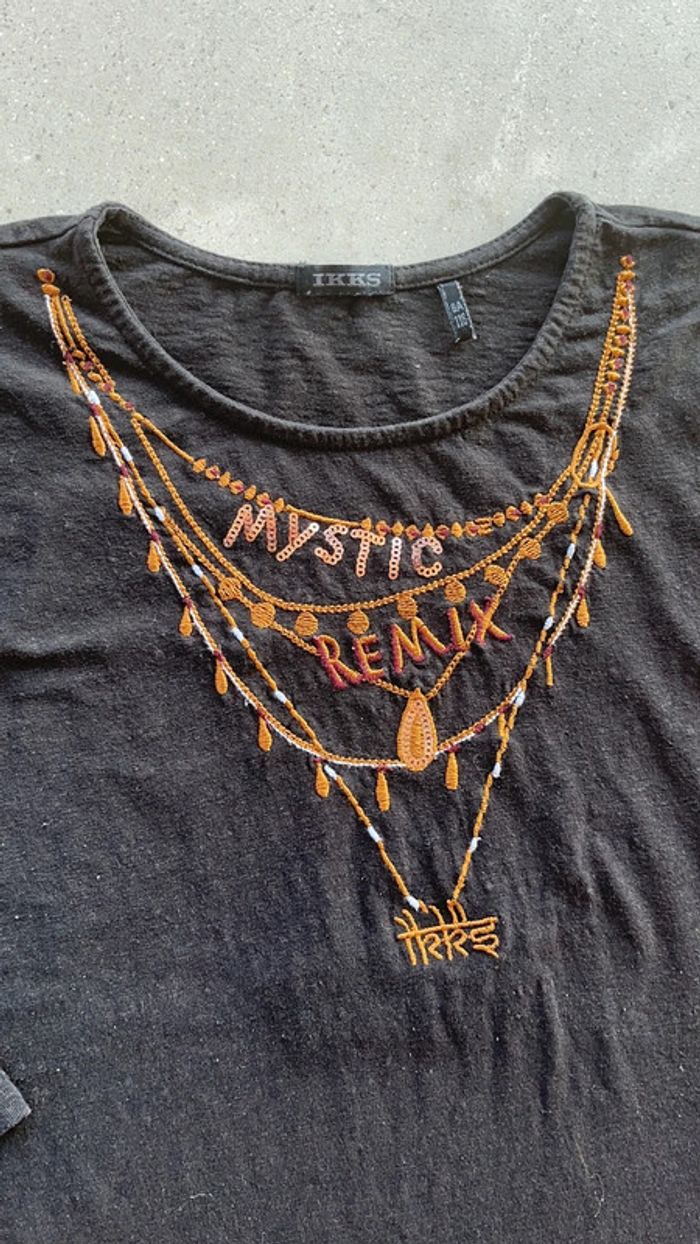 T shirt ikks noir motifs colliers 6 ans - photo numéro 2