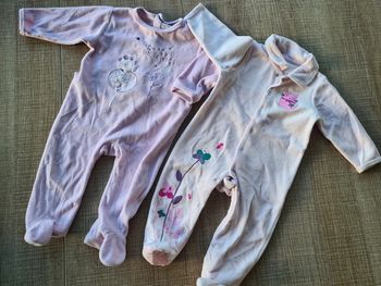 Lot 2 pyjamas 12 mois en très bon état