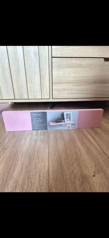 Petite étagère rose neuve