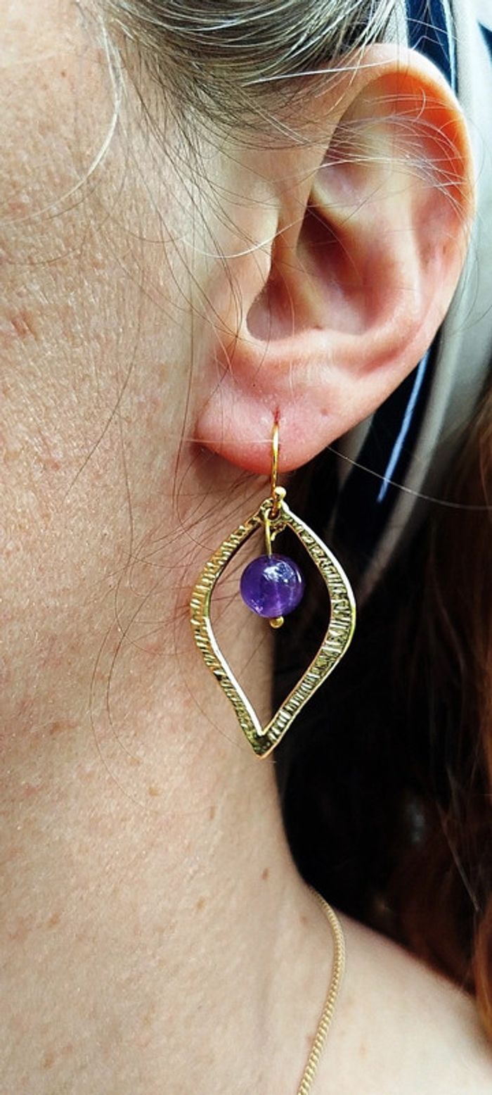Éclat Royal – Boucles d'oreilles en plaqué or 18 carats & Améthyste naturelle - photo numéro 2