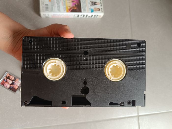 Lot de Lot de 2 cassettes VHS Spice Girls et un porte-clés. - photo numéro 10