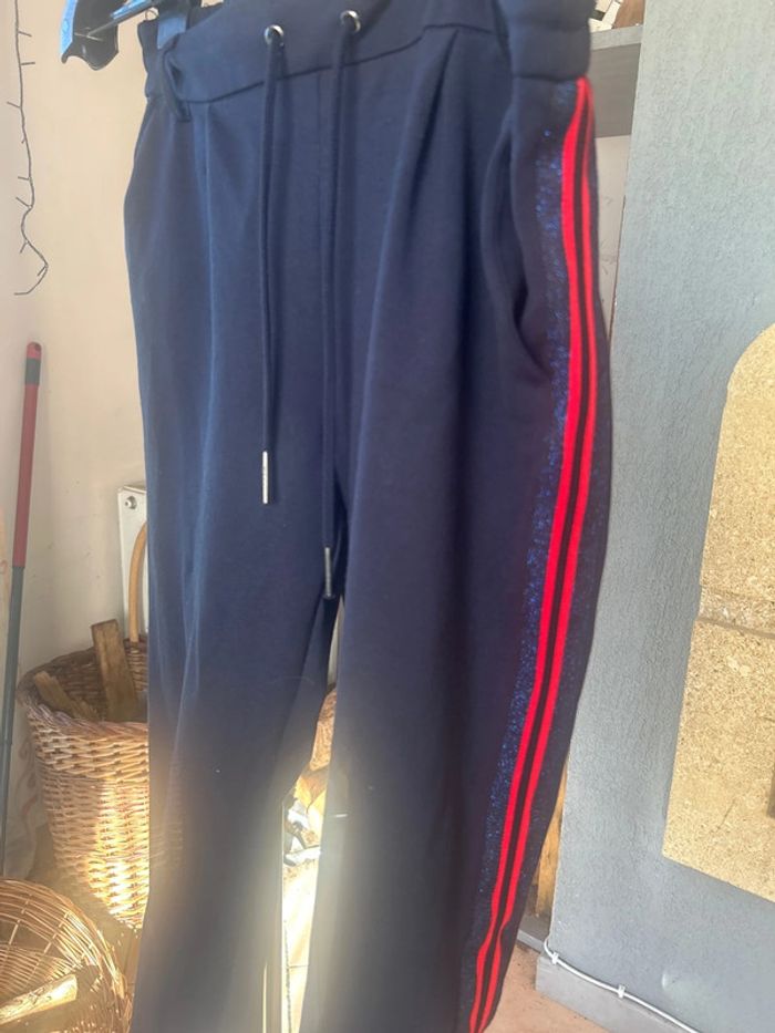 Pantalon chino marine bandes rouges - photo numéro 2