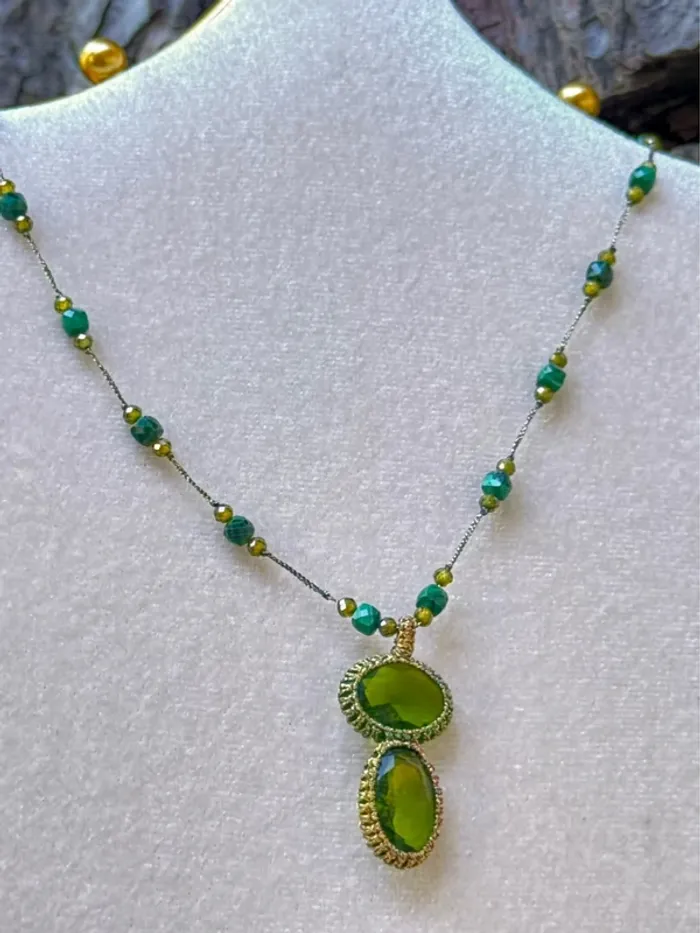 Collier cordons fins tresses habaha Paris perles malachites et 2 multi facettes d’eaux dou