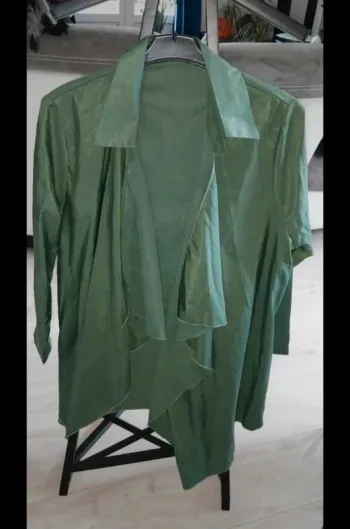 Veste verte Shein taille 1XL. Porté ouvert.
Neuve jamais portée