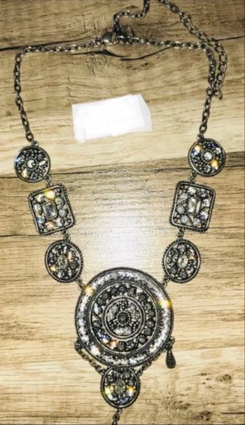 Beau collier argenté bon état