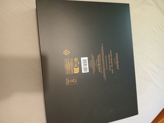Coffret serviette Yves Saint Laurent - photo numéro 2