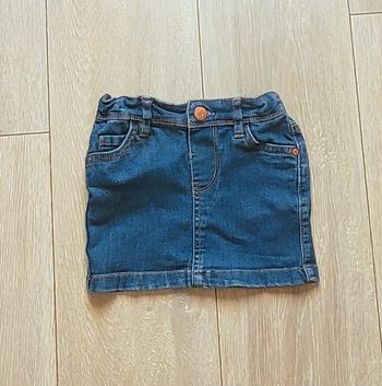Jupe en jeans bleu. Fille 4 ans