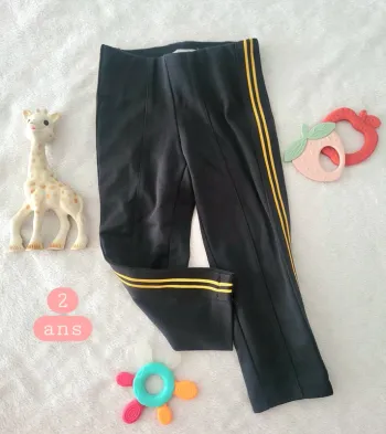 Pantalon noir liseret jaune 2ans