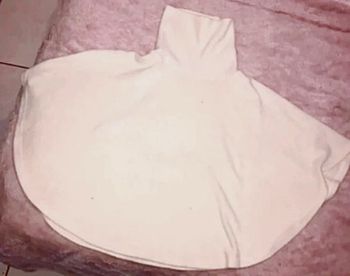 Belle cape poncho couleur crème très classe petit col  taille 10/12 ans