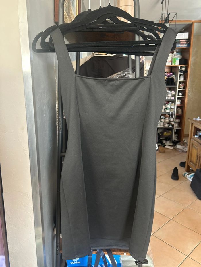 Robe noire à bretelles - photo numéro 2