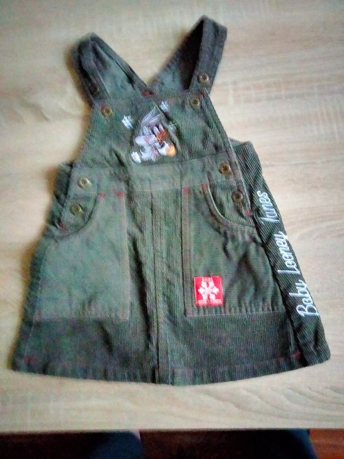 Une jupe salopette en velours kaki