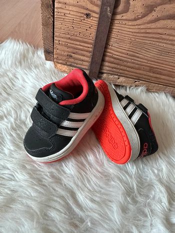 Adidas noires et orange
