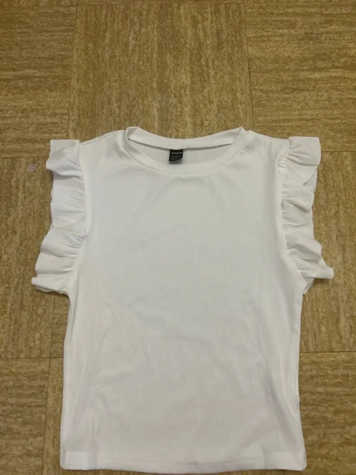T-shirt SHEIN avec épaulette