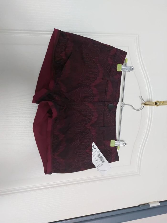 Shirt bordeaux avec étiquette