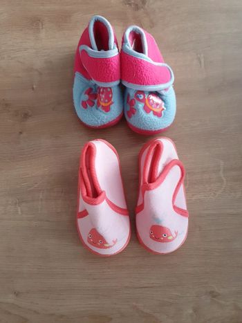 Lot 2 paires de chaussons.