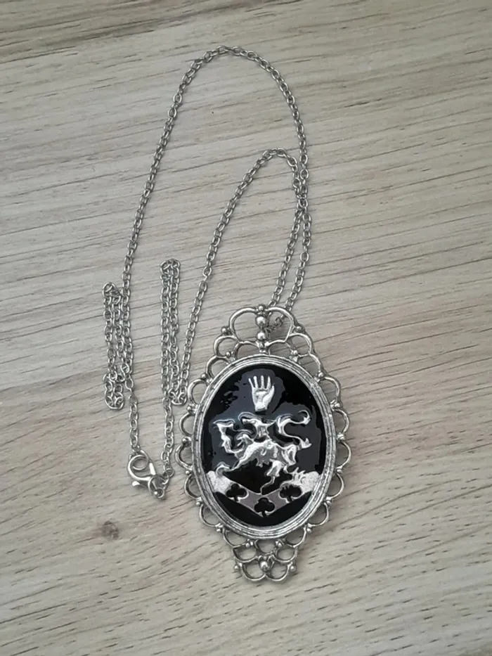 Collier porté par Rosalie dans la Saga Twilight