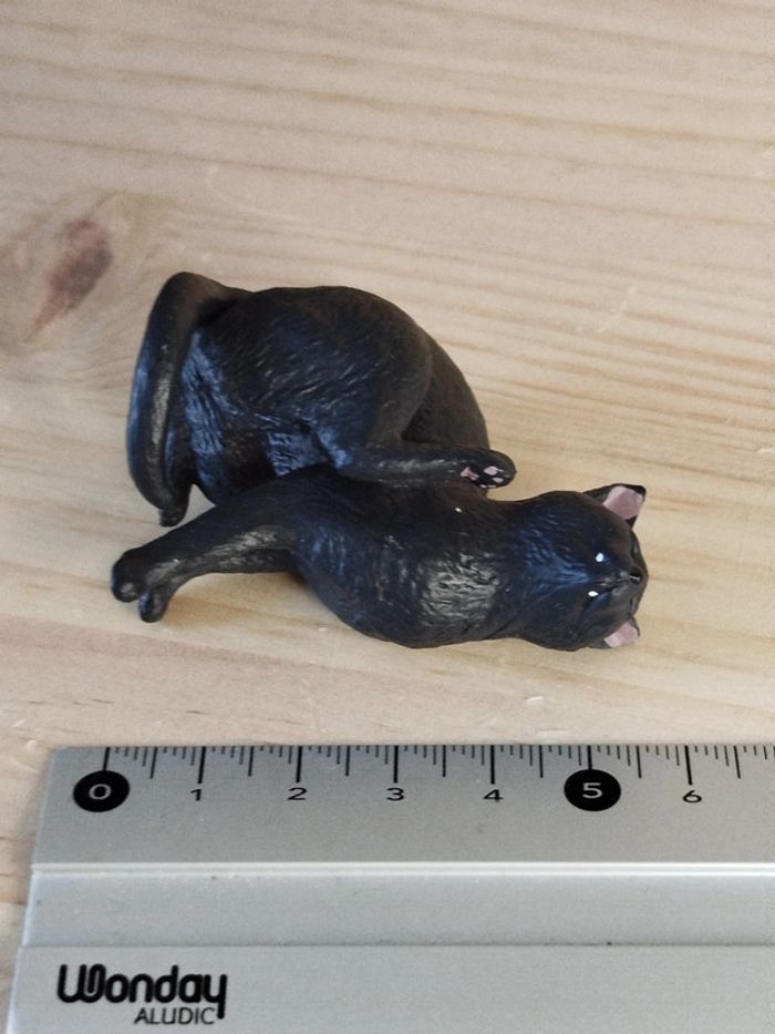 Figurine chat noir qui se gratte Animal domestique - photo numéro 5