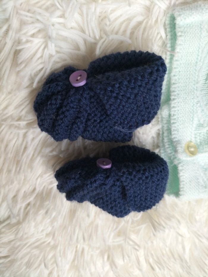 Chaussons tricotés et gilet - photo numéro 2