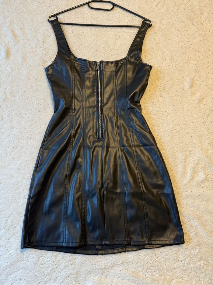 Robe courte en simili cuir noir Bershka – neuve sans étiquette - photo numéro 3