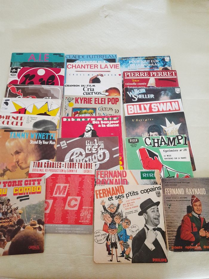Lot disques 45 tours. Bon état