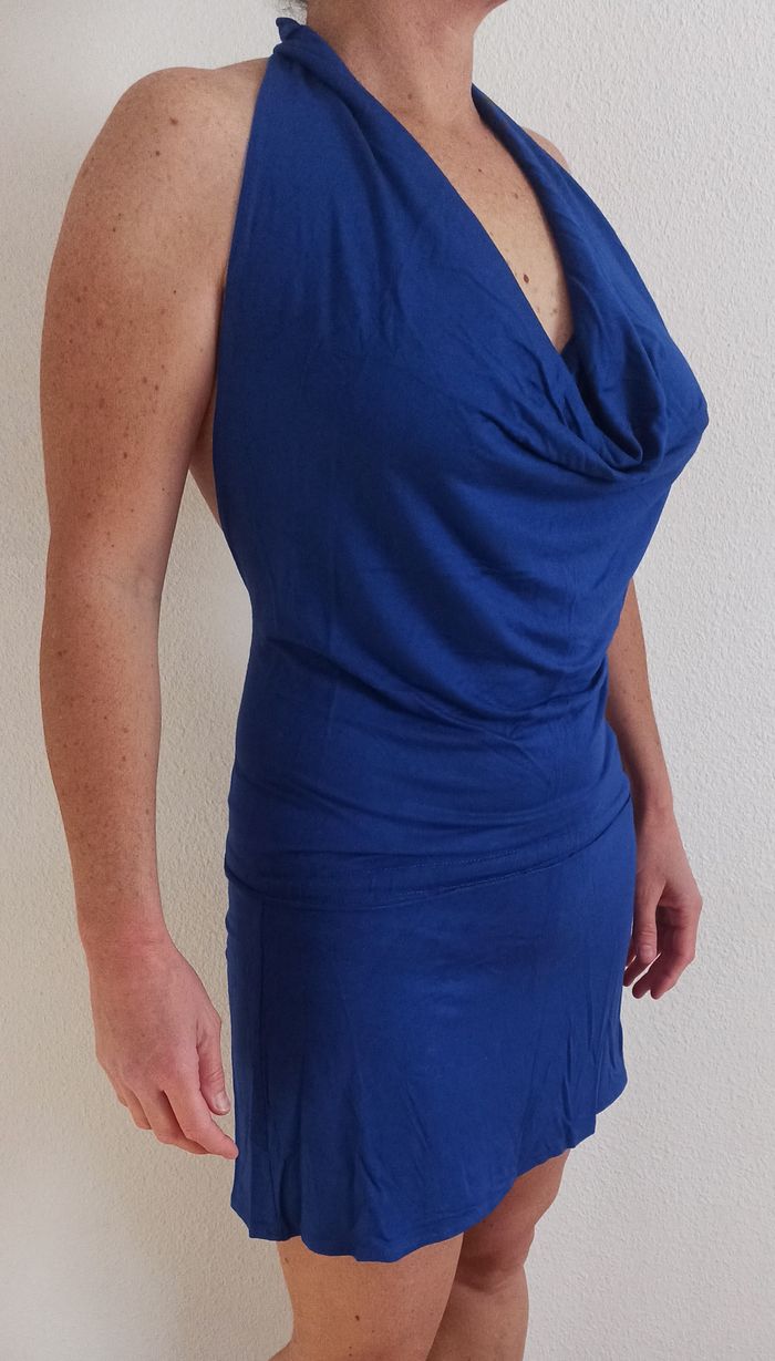 Robe décolletée et dos nu - photo numéro 4