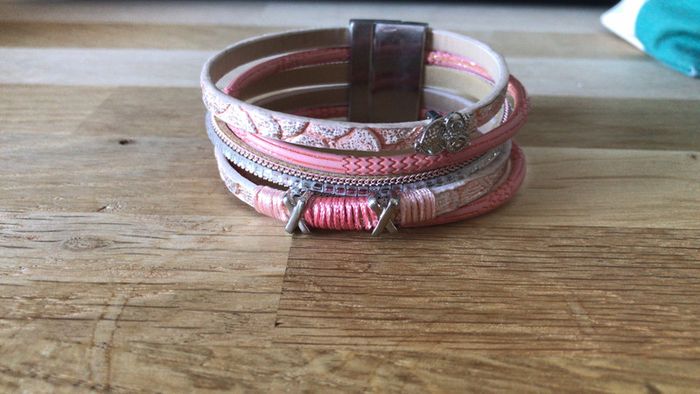 Bracelet manchette aimant rose