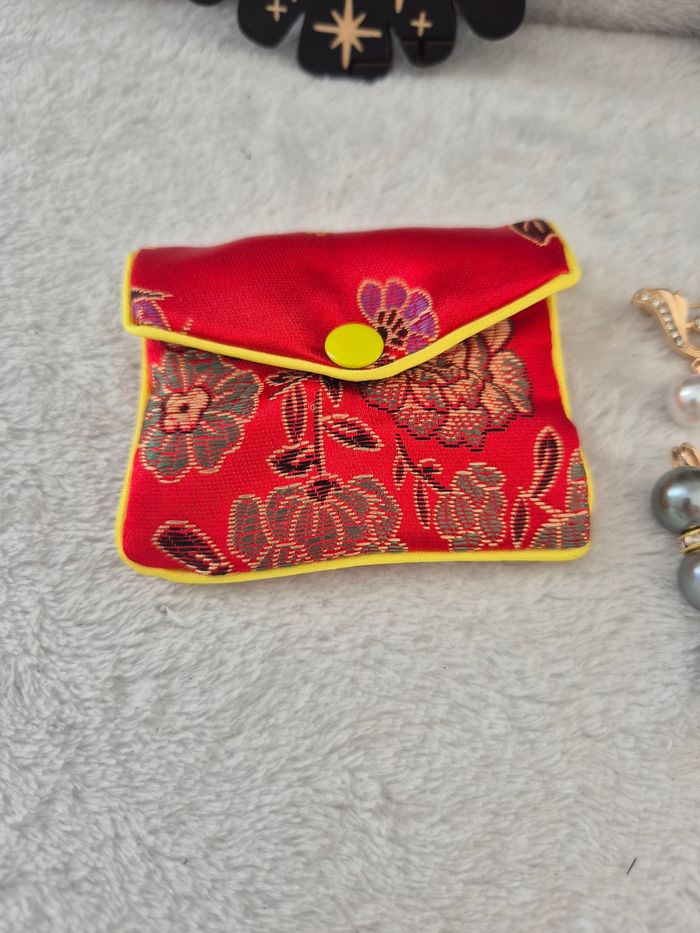 ensemble pochette et ses 3 broches - photo numéro 3