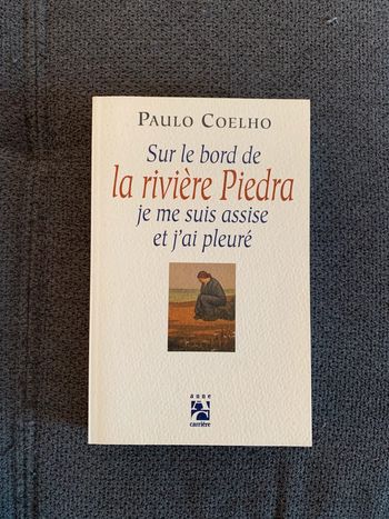 Livre sur le bord de la rivière Piedra je me suis assise et j’ai pleuré Paulo Coelho