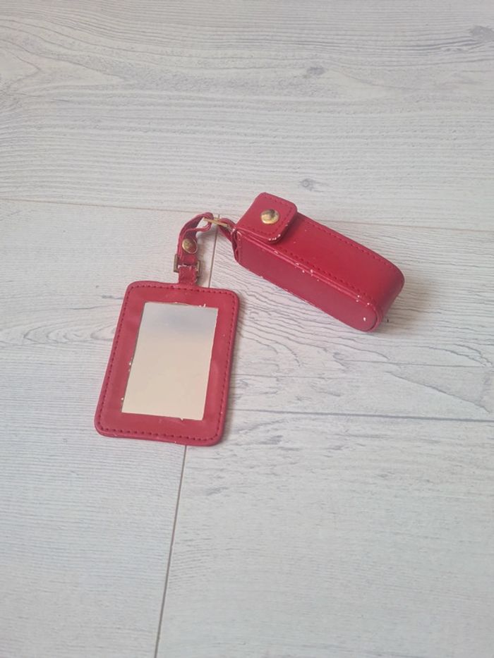 Range rouge à lèvres avec miroir