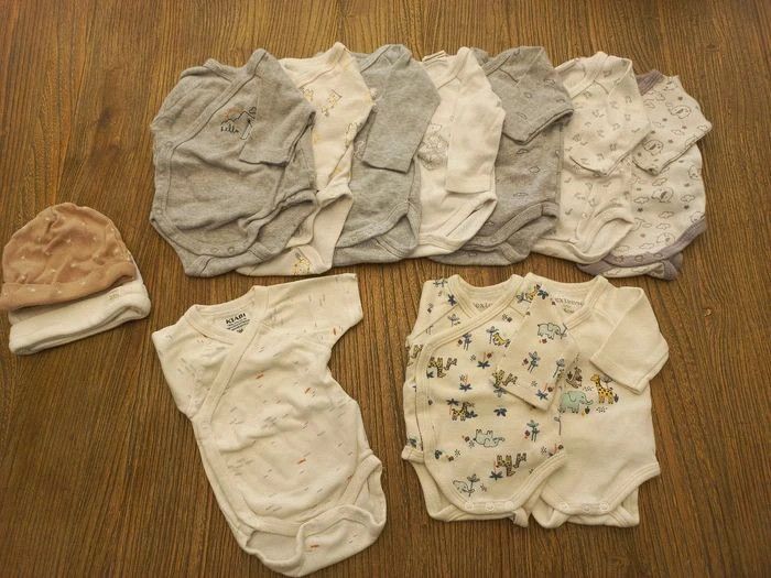 Lot bodies x10 & bonnets naissance x2