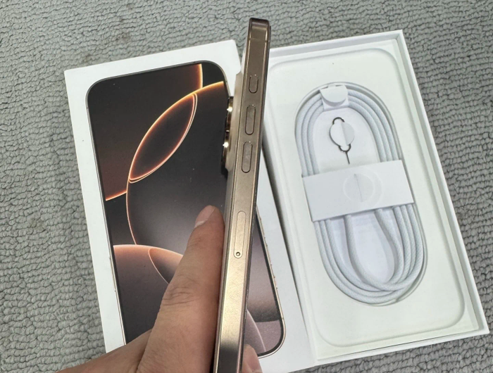 Une iphone seize - photo numéro 2