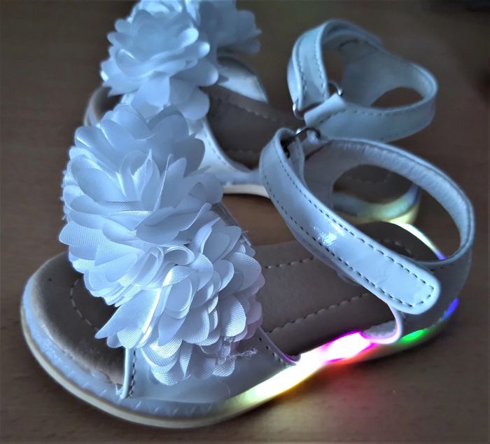 Sandales clignotantes fille pointure 25 - photo numéro 3
