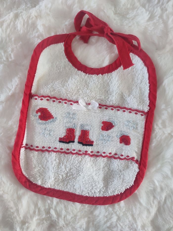 Bavoir rouge et blanc brodé Noël taille naissance