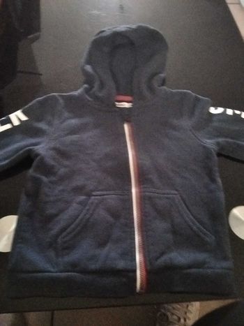 Gilet zippé à capuche