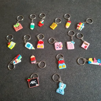 Lot de 18 petits porte-clé