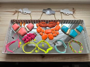 Lot bijoux été fluo colliers plastrons bracelets et boucles d’oreilles TBE ☀️