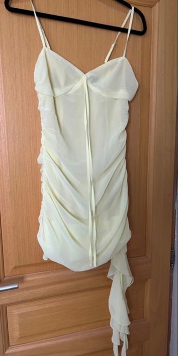 Robe jaune clair prettylittlething
