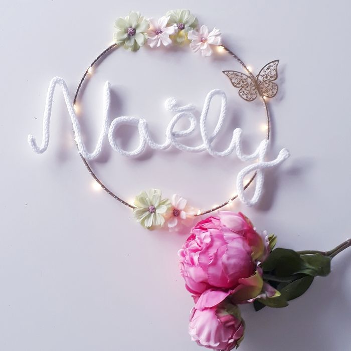 Décoration murale couronne fleur prénom personnalisé tricotin fait main guirlande lumineuse chambre bébé - photo numéro 3
