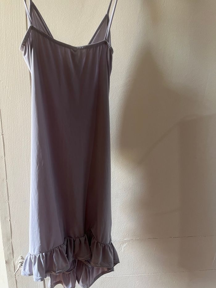 Robe satinée grise PrettyLittleThing neuve avec étiquette – Taille 40 Robe chic - photo numéro 4