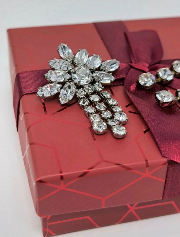 Parure vintage – Broche fleur & boucles d’oreilles pendantes en métal argenté et strass