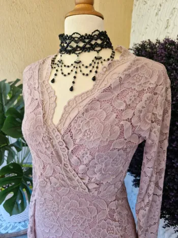 🌸 Robe moulante en dentelle florale (2 couleurs différentes)